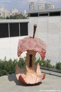 огрызок от яблока в музее Израиля